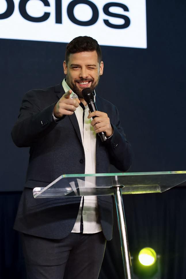 Fábio Lins no palco apresentando-se ao público